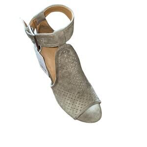 Universal Thread Hannah Stacked Heel Peep Toe Ankle Strap Sandal Taupe 6.5 NWTs